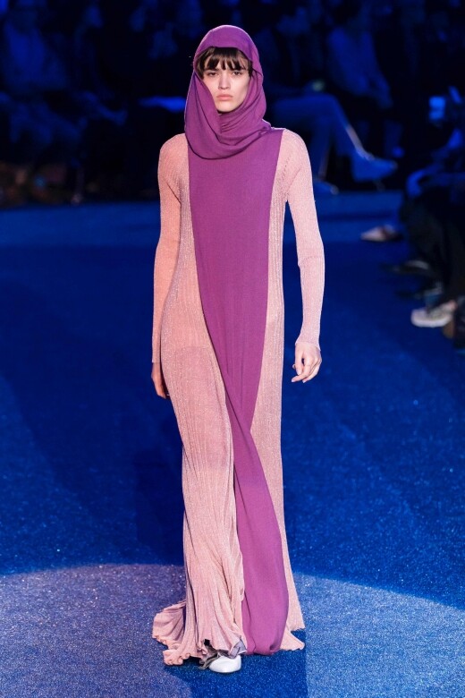 意大利品牌Missoni所設計富波西米亞風格的香芋併深紫色長裙，便有將紫色
