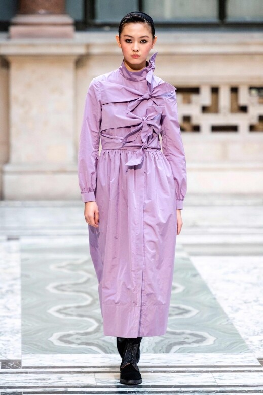 喜愛用蓬鬆薄紗作為設計主軸的品牌Molly Goddard，其紫色設計亦不遜色於前者