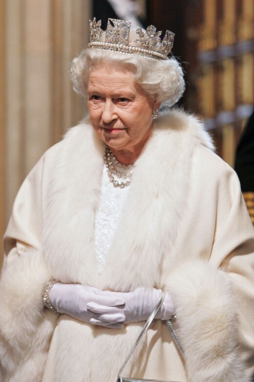 英女皇私人顧問Angela Kelly引述，英女皇於未來的日子只會使用人造皮草(faux fur