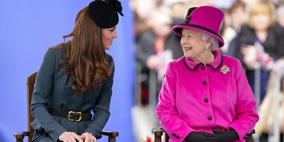 慈善組織的執行董事Claire Bass表示，「伊麗莎白女王決定響應零皮革運動，正好