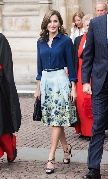 外訪英國時，Letizia Ortiz以深藍色長袖絲質裇衫配搭淺藍色繡花半截裙，腳踩深