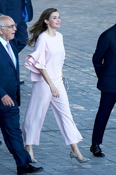 西班牙王后有時亦有少女的一面，淺粉紅色的套裝可愛又稚氣，荷葉邊衣