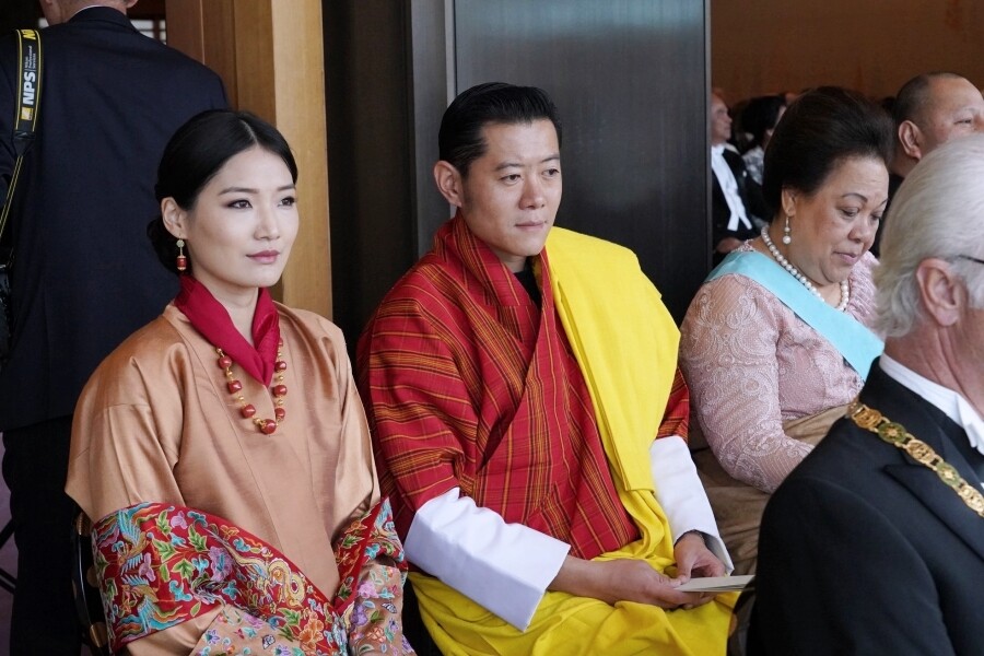 值得留意的是，不丹人穿的旗拉甚少有現成貨，大部分當地人都是買布料