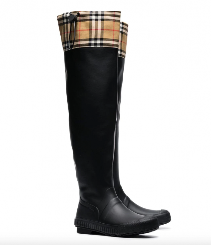 加入Burberry標誌性的格紋圖案，這款Burberry黑色雨靴採用橡膠平鞋底、過膝和帶抽