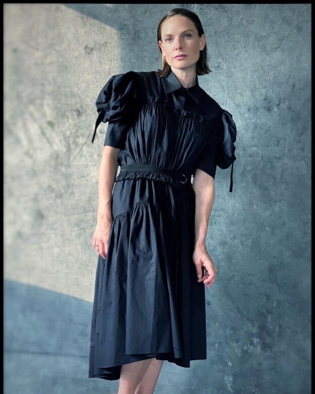 相比之下，這條充滿設計細節的黑色連身裙，穿出叛逆的年輕感。Photo : https://www.instagram