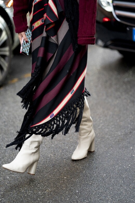 酒紅色的流蘇長裙配以白色高筒靴子，風格更能展現女性的氣場和自信。