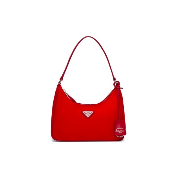 Prada 這款Re-Edition 2005 nylon mini bag其熱潮席捲全球，設計師復刻經典的尼龍Hobo Bag，新版