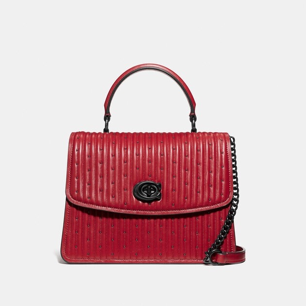 Coach手袋向來是小資女的投資首選，這個深紅色Parker鏈條手袋，採用Nappa皮革，車