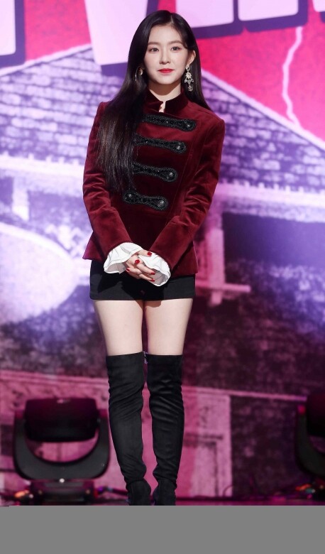 11月16日，Red Velvet第二張正規專輯《Perfect Velvet》在首爾的初舞台放送，Irene直接把「Red Velvet