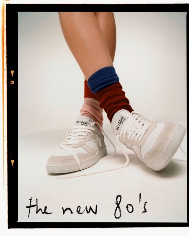 除了純白色外，80年代籃球鞋系列另外還有藍白和紅白色的配搭。