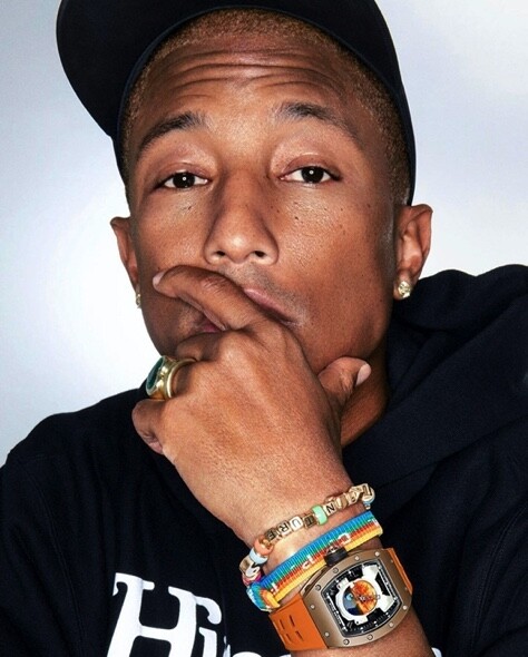 而品牌與Pharrell Williams的合作，則反映品牌也向潮界邁進了。
