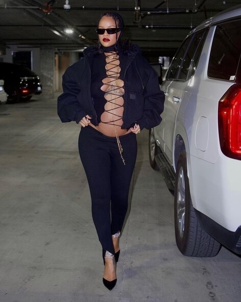 全黑色的打扮性感又神秘，Rihanna穿上Jean Paul Gaultier綁帶針織衫的鏤空設計上衣，露