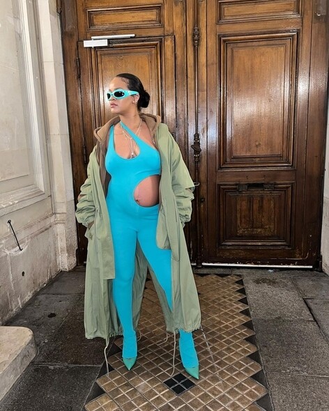 Stella McCartney螢光藍色Jumpsuit側邊鏤空的設計，剛好讓Rihanna展露出她的半邊孕肚，而綠色