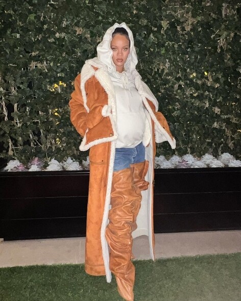 Rihanna這次的造型來自Y/PROJECT的2022秋冬系列，米白色荷葉邊Hoodie襯牛仔褲子，加上