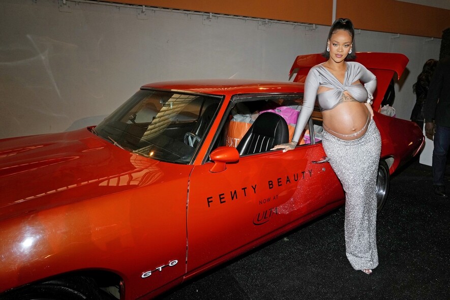 Rihanna出席自家品牌Fenty Beauty的活動，不以街頭風示人。她以紐約新晉品牌Coperni銀色
