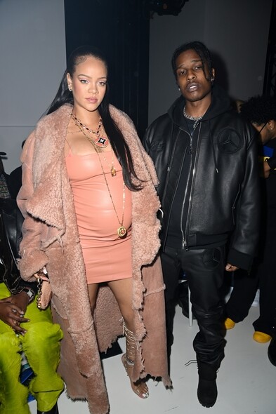 Rihanna與男友A$AP Rocky結伴出席Off-White的fashion show，粉橙色的Off-White貼身連身短裙讓她