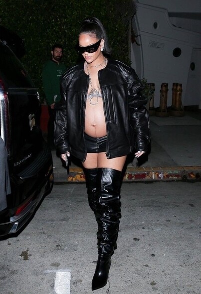 Rihanna這次選擇了Alexander Wang的閃石Bikini Top、黑色皮褸和超迷你短裙，以及尖頭過膝長