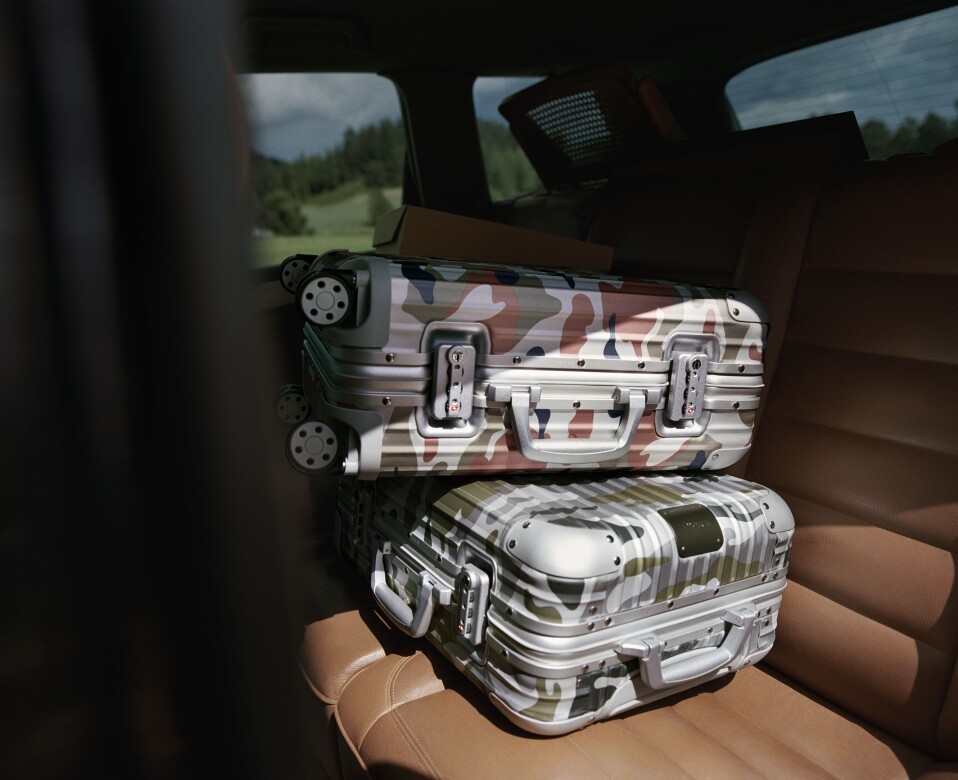 Desert Rose （霧粉色）、 Cactus （墨綠色） Essential 行李箱，以及品牌個性化服務Rimowa Unique而塑成的Classic行