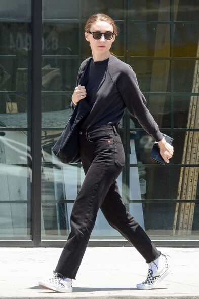 Rooney Mara最具代表性的一個時尚單品，不是女明星的紅底高跟鞋，而是Converse黑色