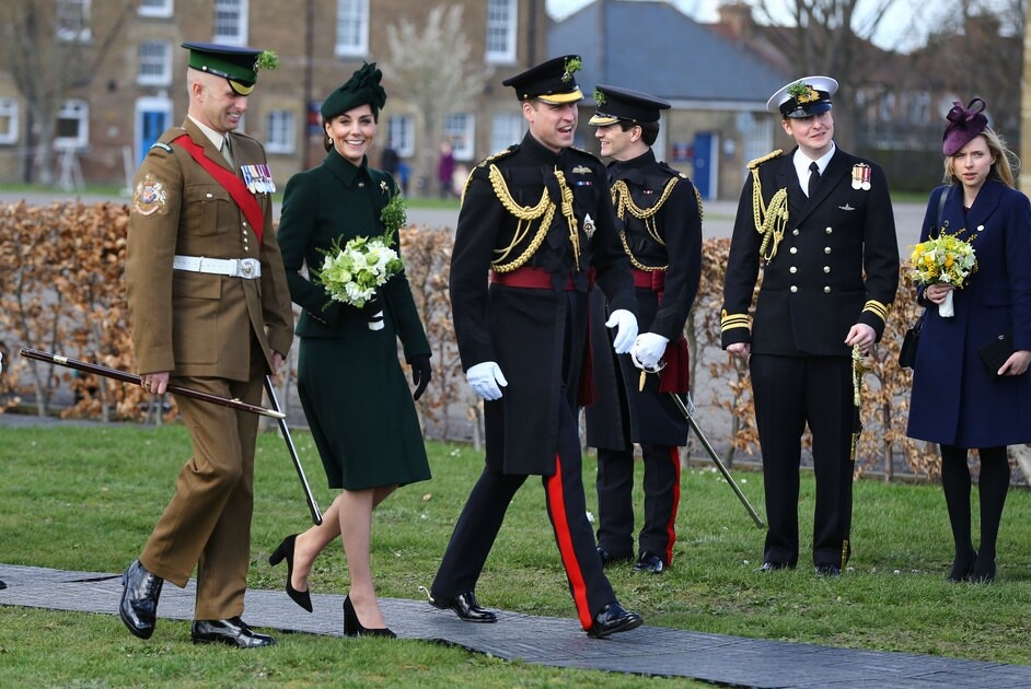 2019凱特現身St Patrick's Day倫敦巡遊活動，軍事風格的墨綠色套裝與帽子令她