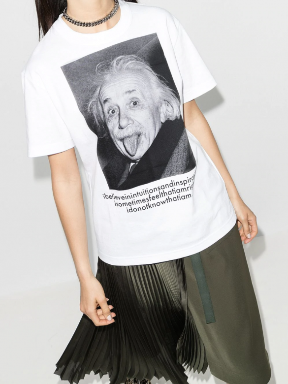 Sacai x Albert Einstein系列男女皆宜的中性剪裁為T恤更加有吸引力！就算女生穿起