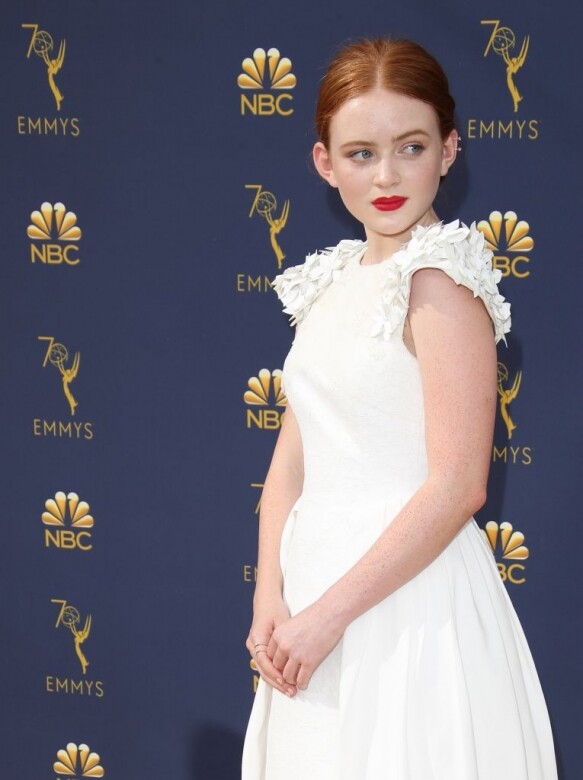 2018年9月17日，Sadie Sink穿上白色短禮服出席Emmy Awards紅地氈，帶有立體花卉裝飾