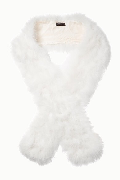 Yves Salomon白色毛絨素色圍巾$ 1,300這條厚厚的白素色毛絨圍巾，可謂冬日必需