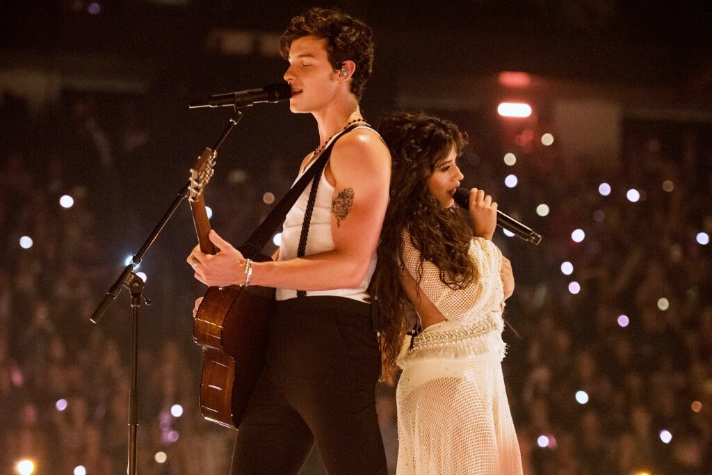 Shawn Mendes和Camila Cabello在MTV音樂錄影帶大獎舞台上的火辣演唱《Señorita》，看得令人心癢