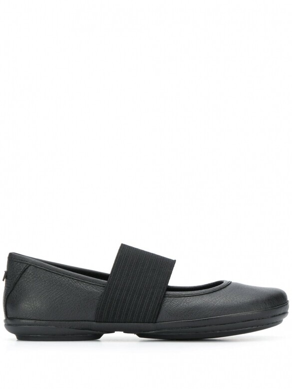 黑皮搭帶平底鞋 ＄914 （Camper, available at Farfetch.com）只喜歡實用舒適款？在這裡也能找到心頭