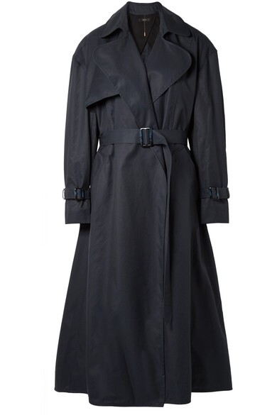 10件精選trench coat中，這是唯一一件沒有鈕扣的設計，加上稍大的裙擺，當成連