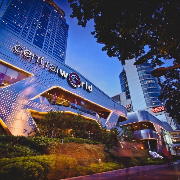 CentralWorld是曼谷規模最大的百貨公司，由Zen百貨、世貿中心、伊勢丹百貨所組成，分