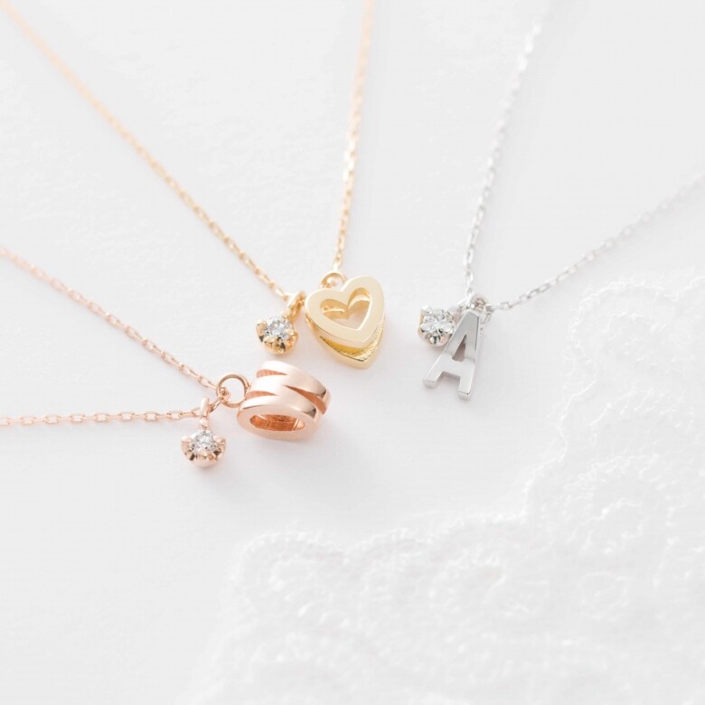 日本鑽石婚戒品牌 I-PRIMO 推出全新個人化鑽石頸鏈「Secret Initial Necklace」，客人可以先挑