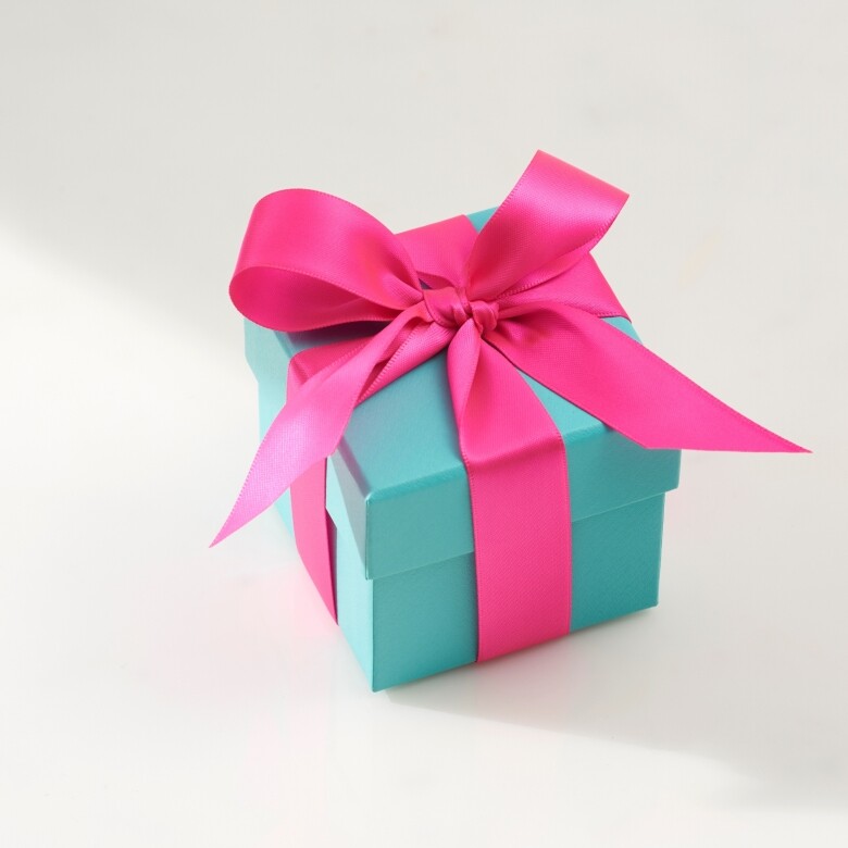 Tiffany推出情人節限定的特別禮品包裝服務，於經典藍色盒子上繫上情人節
