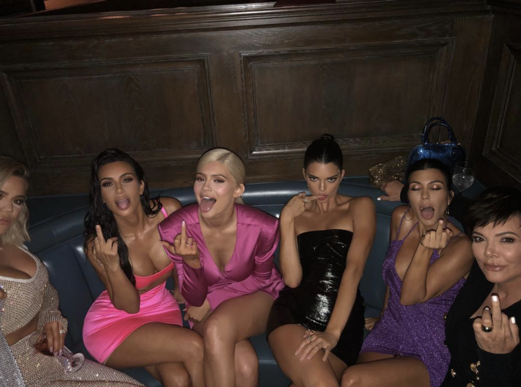 這張Kim Kardashian的全家照，如果仔細看會發現Kim Kardashian身穿的粉紅色短裙不小心露