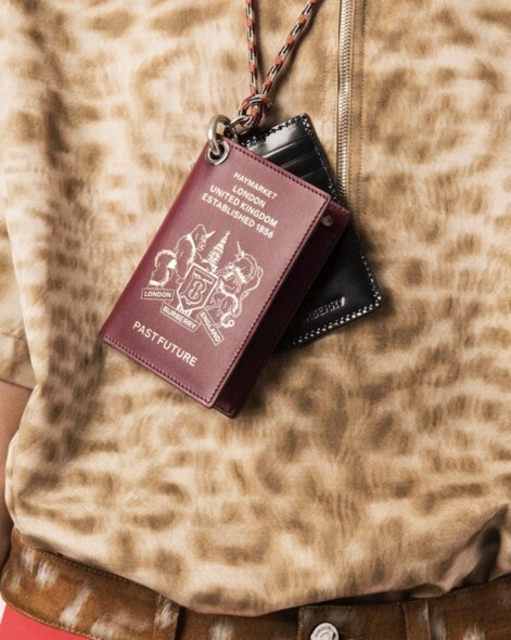 由Riccardo Tisci操刀設計的第一季Burberry，巧妙打造通往Burberry時尚王國的護照夾，不只有