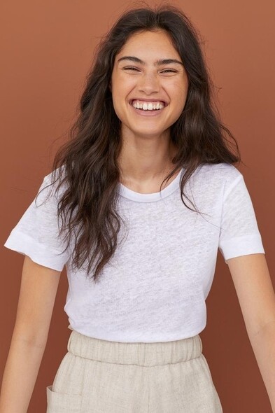 這款H&M麻質T恤主要賣款式基本和性格比，經反覆洗滌後，麻質不像棉