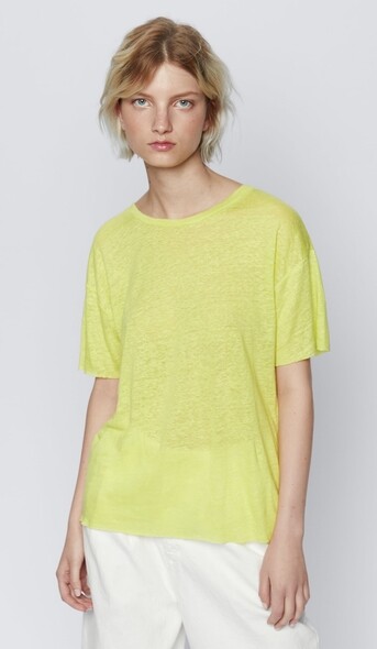 今年流行螢光色，Zara就推出螢光色T恤應市，黃色非常搶眼，穿tee都可以貼