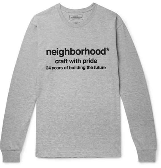 潮牌Neighborhood衛衣用上印字，簡潔就是美，灰底黑字的配色更是穩陣之選。Neighborhood衛衣