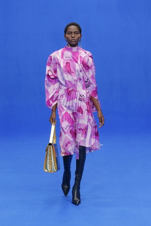 Balenciaga的影子一件粉色的連身裙上，竟然印滿了近幾年 Balenciaga 最熱賣的時尚單品