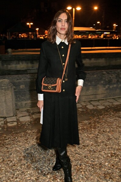 Alexa Chung以黑色套裝配搭一個monogram小手袋，現身Celine 2020春夏巴黎時裝騷。