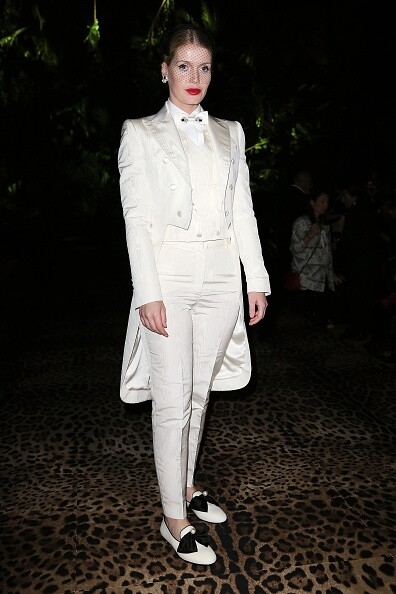 已故戴妃的姪女Lady Kitty Spencer曾替Dolce&Gabbana行騷，今季則穿上全白色西裝套裝，成為