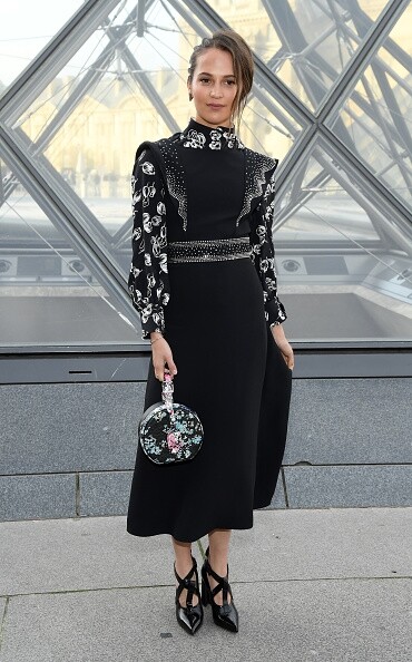 Alicia Vikander以黑色作主調，並襯以印花裇衫和手袋作點綴。