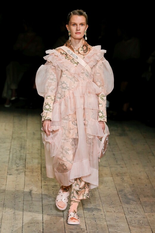 整個系列設計貫設Simone Rocha以往的風格，蓬鬆薄紗襯搭絲綢印花套裝，在現實
