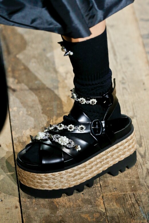腳下的藤編厚底草編造成的涼鞋是系列中的亮點之一，而Simone Rocha在鞋上鑲