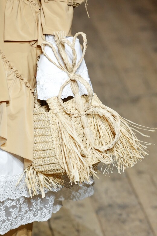 草織細節看上去粗曠，細看卻是精緻非常的草織手袋，繩結工藝突出愛爾