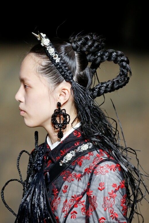 文化氛圍同時後映於髮型、配飾，帶窩釘的珍珠頭飾，配合流蘇草織，帶點土