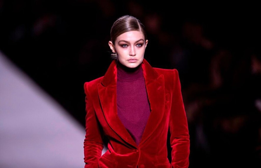 紐約時裝周打頭陣:Tom Ford把90年代絲絨西裝華麗回歸 紐約時裝周打頭陣:Tom Ford把90年代絲絨西裝華麗回歸