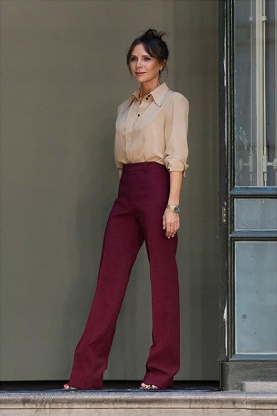 Victoria Beckham穿上駝色裇衫和酒紅色長褲，以一身簡潔幹練的事業女性形象謝幕