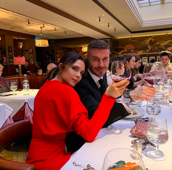 Victoria Beckham騷後跟碧咸撐枱腳，並於Instagram表示：「After show lunch with my favorite people x I could not do it without you