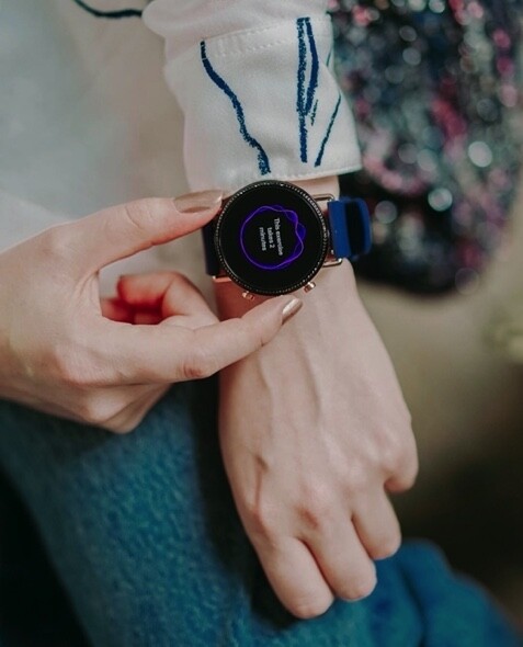 上一代的智能手錶Falster 2外形上跑羸大市，金屬錶殼配圓形屏幕，側面有讓